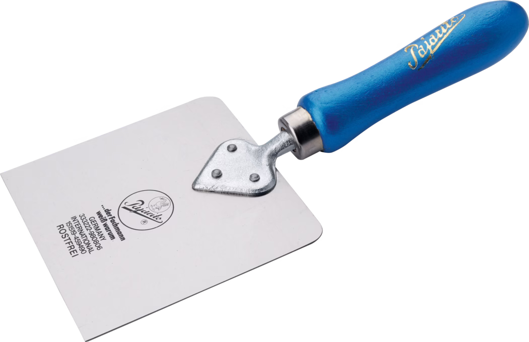 Pajarito_Dummy_Plaster spatula_012881_012882_012883_012884_012885_2021-02 Nahaufnahme einer Glättkelle aus Edelstahl mit rechteckiger, flacher Klinge und abgerundeter Ecke sowie aufgedruckten Herstellerkennzeichnungen; die Klinge ist über einen kurzen Metallhals, der mit drei Nieten befestigt ist, mit einem blauen, ergonomischen Holzgriff verbunden, auf dem eine goldene Schrift zu sehen ist. Die dünne, leicht reflektierende Klinge wirkt sauber und ist vor weißem Hintergrund fotografiert; das Werkzeug dient zum Auftragen und Glätten von Putz, Mörtel oder Klebstoffen.
