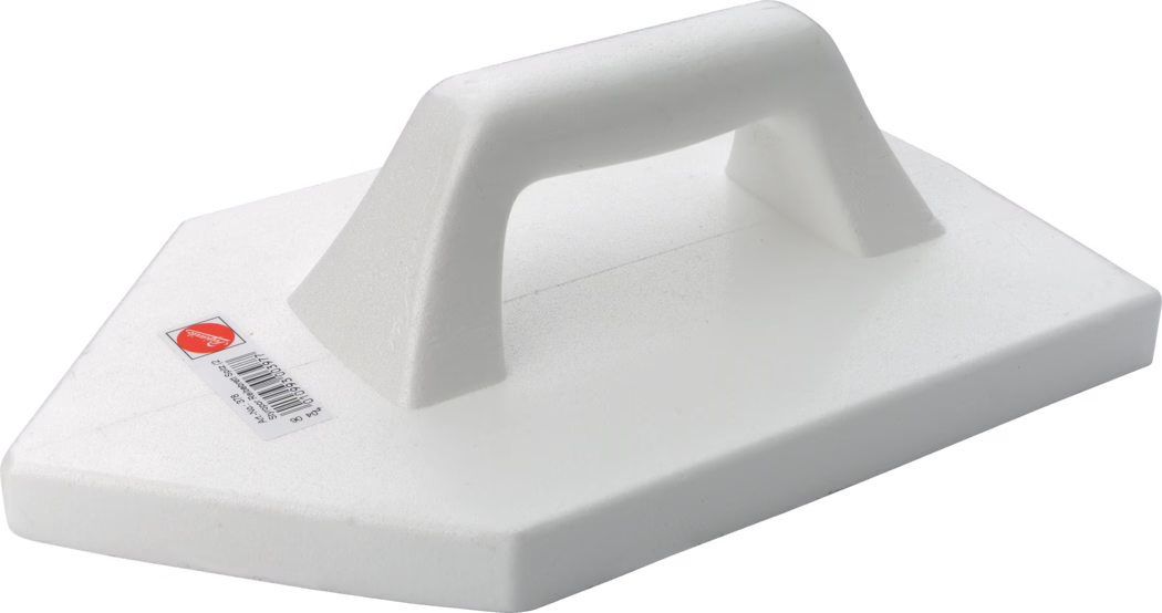Pajarito_Dummy_Grating board styrofoam pointed_033796_2021-02 Weißer Kunststoff-Fliesenkelle mit rechteckiger, flacher Bodenfläche und gebogenem Griff, auf weißem Hintergrund fotografiert; auf der Oberseite ist ein kleiner Barcode-Aufkleber sichtbar.