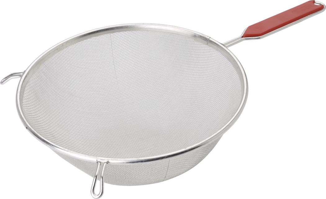 Pajarito_Dummy_Glue colour sieve round_040153_2021-02 Rundes Küchensieb aus Edelstahl mit feinmaschigem Korb, langer Metallstange mit rotem Kunststoffgriff und zwei kleinen Metallstützen am Rand; fotografiert vor weißem Hintergrund. Das Sieb eignet sich zum Sieben und Abtropfen feiner Zutaten wie Mehl oder Puderzucker und zum Trennen kleiner Feststoffe von Flüssigkeiten, mit gleichmäßigem Maschennetz und poliertem Metallrand.