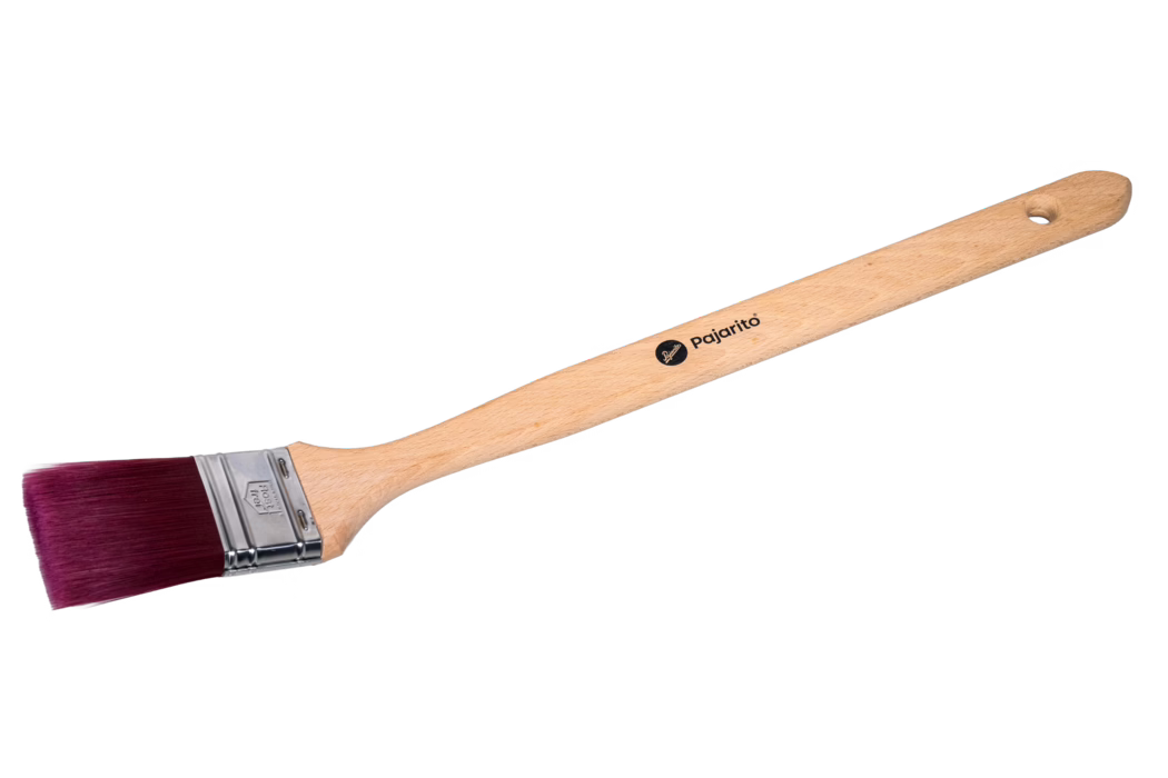 Ein flacher Pinsel mit Holzgriff, magentafarbenen synthetischen Borsten und Metallzwinge vor weißem Hintergrund.
