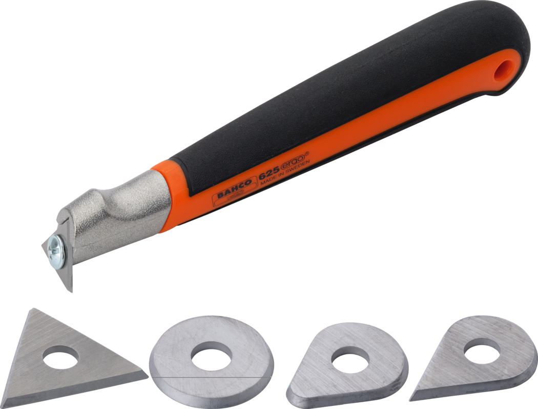 Nahaufnahme eines Handschabers mit ergonomischem orange-schwarzem Gummigriff und Metallkopf, der eine kleine dreieckige Ersatzklinge mit Schraubfixierung hält; darunter liegen vier weitere Klingen in verschiedenen Formen (dreieckig, rund wie eine Scheibe, tropfenförmig und spitz tropfenförmig) auf weißem Hintergrund. Auf dem Griff sind die Marke Bahco und die Modellbezeichnung 625 ergo sowie der Hinweis hergestellt in Schweden zu erkennen. Die Metallteile haben eine gebürstete Oberfläche; die Beleuchtung ist neutral und gleichmäßig.