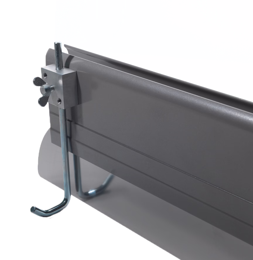 Eine Nahaufnahme eines metallischen Hardware-Teils, das eine horizontale graue Stange mit einem vertikalen Bolzen und einem Hakenmechanismus zeigt. Das Design deutet auf die Nützlichkeit bei Montage- oder Hänganwendungen hin.