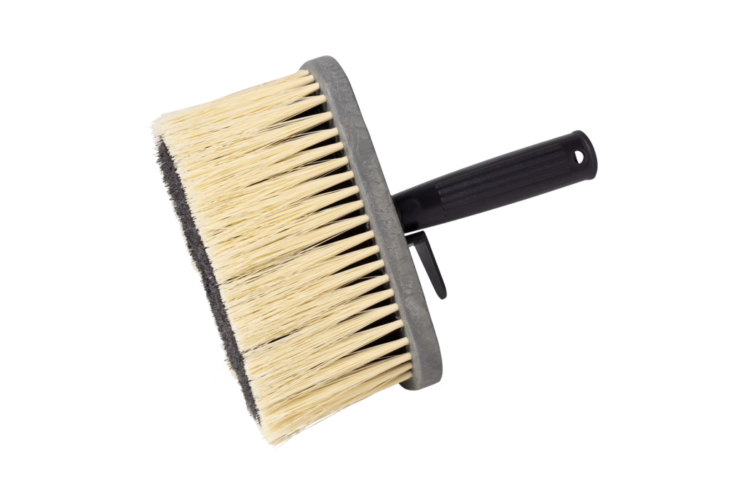Pajarito_Dummy_Ceiling brush plastic E-Line_179109_2024-02 Ein großer rechteckiger Maurer- bzw. Streichpinsel mit dicht angeordneten, hellbeigen Borsten, die in einem grauen, schaumstoffgepolsterten Kopf sitzen. Der Pinsel besitzt ein breites, flaches Profil zum Auftragen von Putz, Farbe oder Klebstoff auf großen Flächen. Er verfügt über einen schwarzen, gerippten Kunststoffgriff mit Aufhängeloch und einer kleinen abgeschrägten Stütze oder Haken nahe dem Kopf für besseren Halt und Kontrolle. Das Werkzeug ist vor weißem Hintergrund freigestellt, die Struktur der Borsten und des Griffs ist deutlich erkennbar.