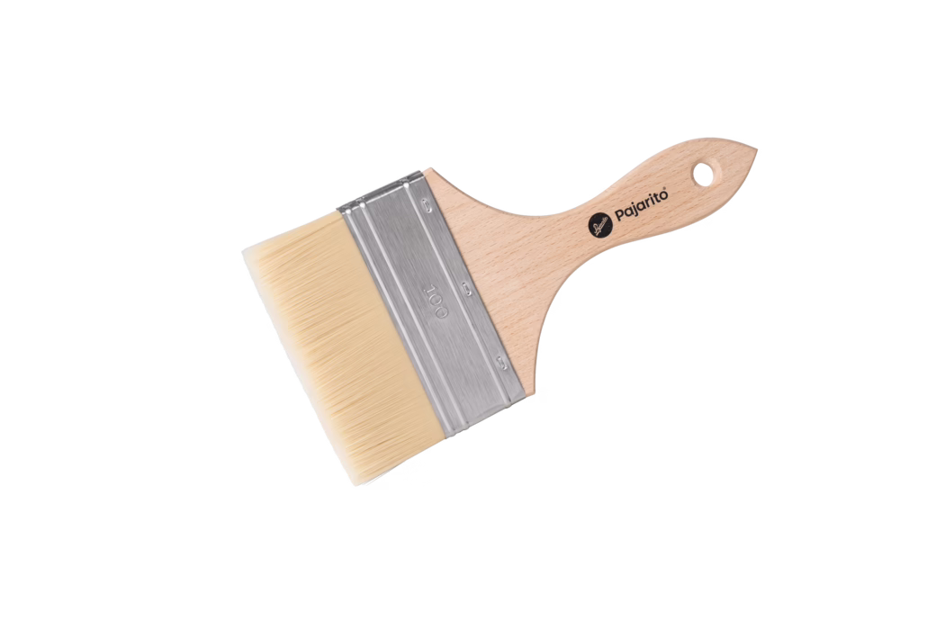Eine hochauflösende Produktaufnahme eines breiten, flachen Farbpinsels, diagonal auf weißem Hintergrund dargestellt. Der Pinsel hat einen glatten, hellen Holzgriff mit ergonomischer Krümmung und Aufhängeloch, ein eingeprägtes Pajarito-Logo, eine große silberne Metallzwinge mit der Gravur 100 sowie dicht angeordnete, blassfarbene synthetische Borsten mit gerade abgeschnittener Kante. Die gleichmäßige Beleuchtung betont die Holzmaserung, den metallischen Glanz der Zwinge und die feinen Borstenstrukturen.