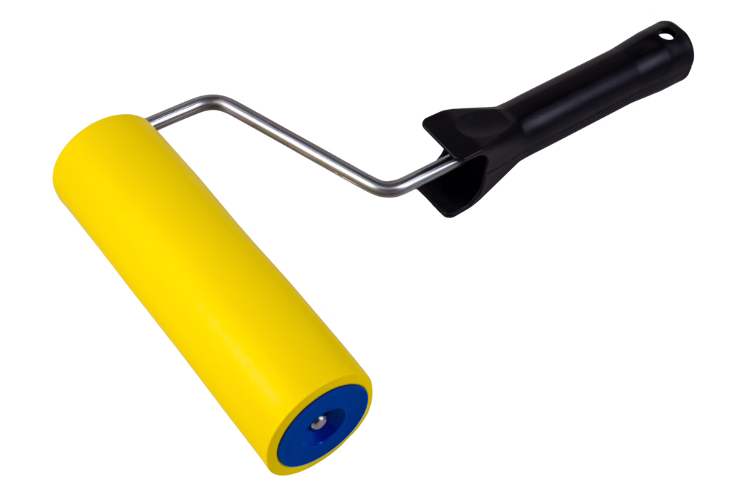 Pajarito_Dummy_37177_Pressure roller E-Line 18cm_2026-10 Nahaufnahme eines gelben Schaumprollers mit blauen Endkappen, einem glänzenden Metallgestell und ergonomischem schwarzem Kunststoffgriff vor weißem Hintergrund; zum Auftragen von Farbe auf glatte Flächen geeignet.